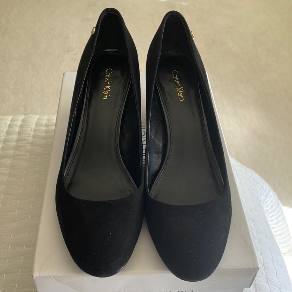 Calvin Klein black suede pump size 9m